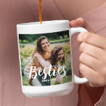 Taza De Café Collage de fotos personalizado de los mejores amig<br><div class="desc">Este moderno y mejor amigo, el collage de fotos Mug es el regalo perfecto para tu mejor amigo, con 4 de tus fotos favoritas, el texto BESTIE en un divertido tipo de letra de guión, y luego personalizar con tus nombres. Fantástico como navidades, graduación, galatinas, cumpleaños o regalo para cualquier...</div>