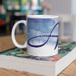 Taza De Café Color de agua azul con nombre e inicial (monograma<br><div class="desc">Hermosa acuarela azul con el nombre de alguien especial (tu madre, abuela, jefe... ), porque siempre es hora de una taza de café. Esta exclusiva atracción está diseñada teniendo en cuenta la sofisticación, con un patrón cautivador que combina perfectamente sus iniciales y su nombre en distintos estilos de fuente. Una...</div>