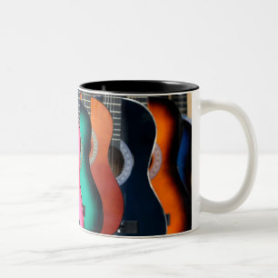 Taza de café colorida de las guitarras acústicas