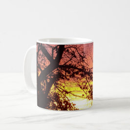 Taza De Café Colorida puesta de sol a través de los árboles des