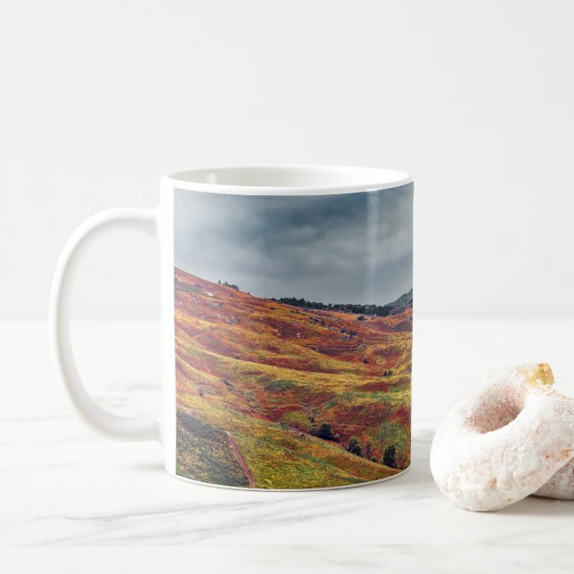 Taza De Café coloridas colinas y paisajes montañosos (Con donut)