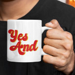 Taza De Café Comedia De Sí Y De Mejoras<br><div class="desc">Sí Y Mug. Una buena regla de teatro improvisacional usada por comediantes en un grupo de comedia. Cuando actúe,  utilice reglas de improvisación al realizar bocetos divertidos.</div>