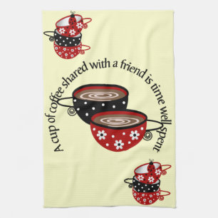 Taza de café compartida con la toalla de cocina d