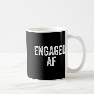 Taza De Café Comprometido Con La Camisa De Af Novia Y Groom