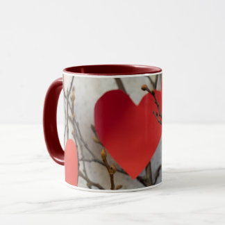 Taza de café con acento de corazones rojos románti