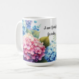 Taza de café con acuarela de hortensias de gratitu
