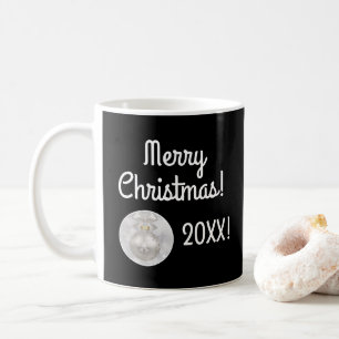Taza de café con adorno navideño plateado
