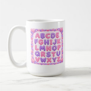 Taza de café con alfabeto de globos rosados y mora