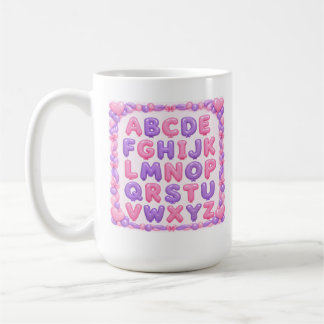 Taza de café con alfabeto de globos rosados y mora
