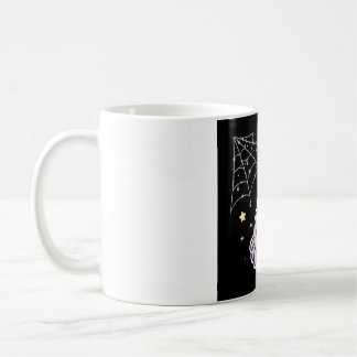 Taza de café con araña linda en telaraña brillante