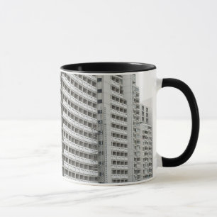 Taza de café con arquitectura moderna