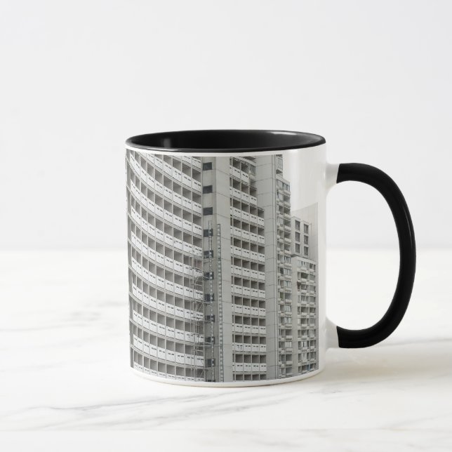 Taza de café con arquitectura moderna (Derecha)