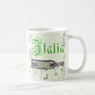Taza de café con botella de vino italiano