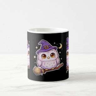 Taza de café con búho lindo en sombrero de bruja d