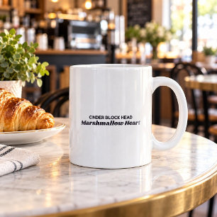 Taza de café con cabeza de bloque de cemento y cor