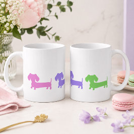 Taza de café con cachorros salchicha pastel