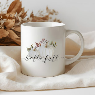 Taza de café con caligrafía de bienvenida al otoño