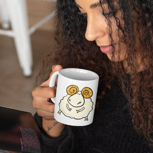 Taza de café con carnero oveja de dibujos animados