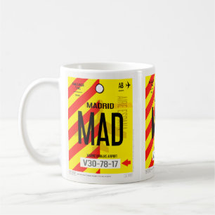 Taza de café con cartel de equipaje del aeropuerto