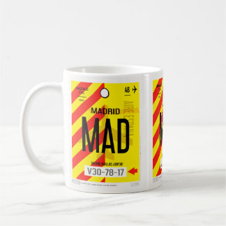 Taza de café con cartel de equipaje del aeropuerto
