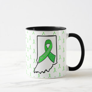 Taza de café con cinta de concienciación sobre la