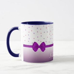Taza de café con cinta púrpura de lunares