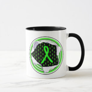Taza de café con cintas de concienciación sobre la