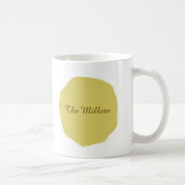 Taza de café con círculo amarillo suave y cálido