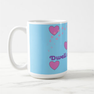 Taza de café con corazones de alegría y huellas de