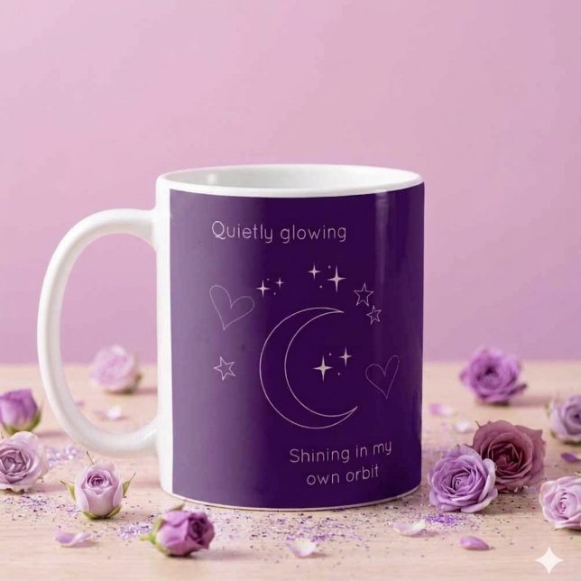 Taza de café con diseño celestial personalizado (Purple coffee mug with line art crescent moon, stars, hearts and customizable texts.)
