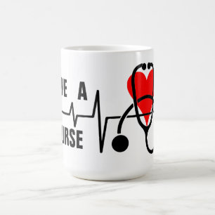 Taza de café con diseño de estetoscopio y corazón 