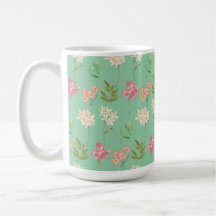 taza de café con diseño floral sobre fondo verde