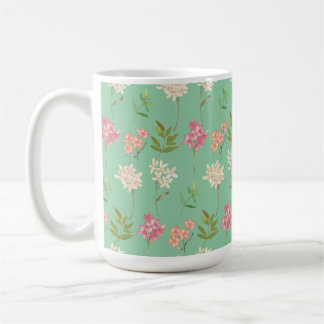 taza de café con diseño floral sobre fondo verde