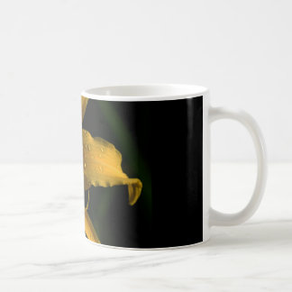 taza de café con el lirio amarillo
