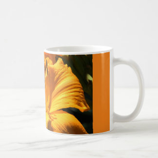 taza de café con el lirio amarillo
