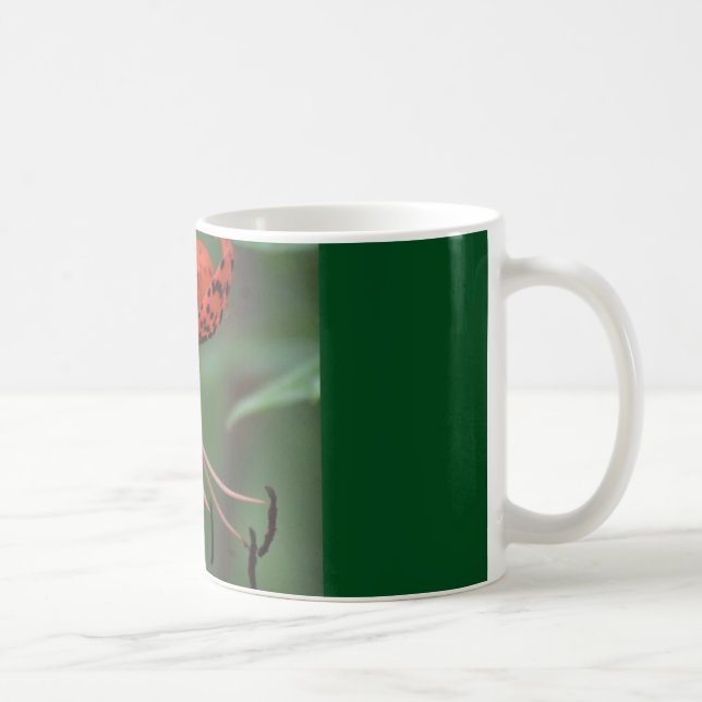 taza de café con el lirio manchado naranja (Derecha)