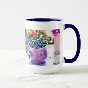 Taza de café con escena de arándano morado bonito