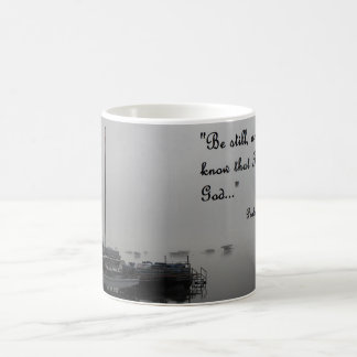 taza de café con escena tranquila del muelle