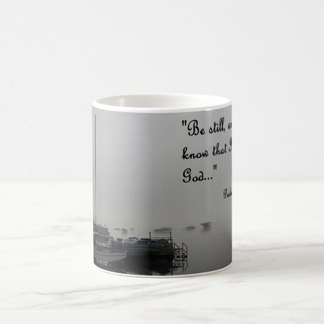 taza de café con escena tranquila del muelle (Centro)