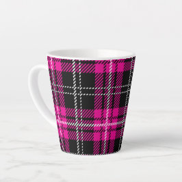 Taza de café con estampado de cuadros rosa y negro