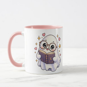 Taza de café con fantasma lindo leyendo un libro