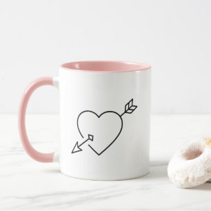 Taza de café con flecha de corazón golpeada por Cu