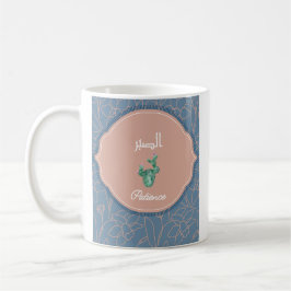 Taza de café con flor de la paciencia de caligrafí