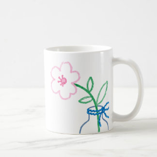 Taza de café con flor dibujada a mano en jarrón