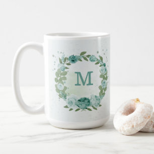 taza de café con flores azules románticas y vegeta