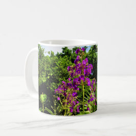 Taza de café con flores púrpuras