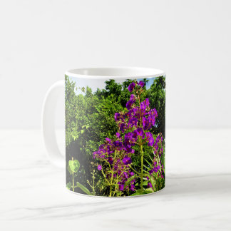 Taza de café con flores púrpuras