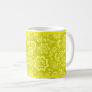 Taza de café con fondo floral amarillo soleado