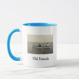 Taza de café con foto antigua de amigos navegando