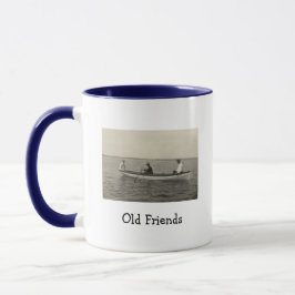 Taza de café con foto antigua de amigos navegando